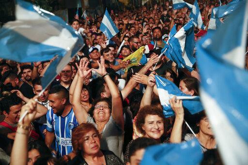پایکوبی مردم آرژانتین پس از پیروزی آلبرتو فرناندز در انتخابات