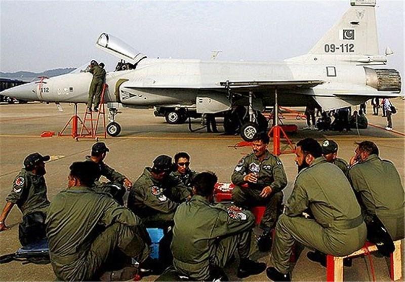 رئیس ستاد نیروی هوایی پاکستان با پیشنهاد افزایش کارایی جنگنده های JF-17 به چین رفت