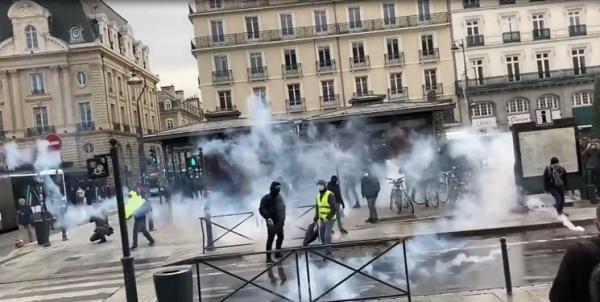 حمله مأموران فرانسوی به معترضان با گاز اشک آور