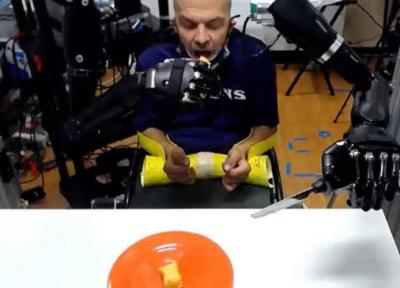 غذا خوردن یک مرد نیمه فلج با یاری بازوی رباتیک!