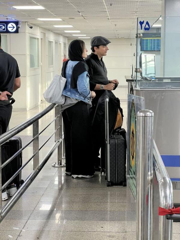 تصویر لحظه ای که پاسپورت همایون شجریان و سحر دولتشاهی در فرودگاه توقیف شد
