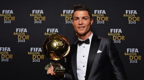 رونالدو دنیای فوتبال را تحت تاثیر قرار داد ، کریس توپ طلایش را به حراج گذاشت!