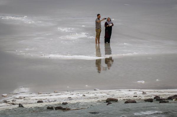 دریاچه ارومیه می تواند سالی 1500 میلیارد تومان درآمدزایی کند ، چگونه می توان از ریزگرد نمکی دریاچه جلوگیری کرد؟، نشست 8 میلیارد تُن نمک در بستر دریاچه